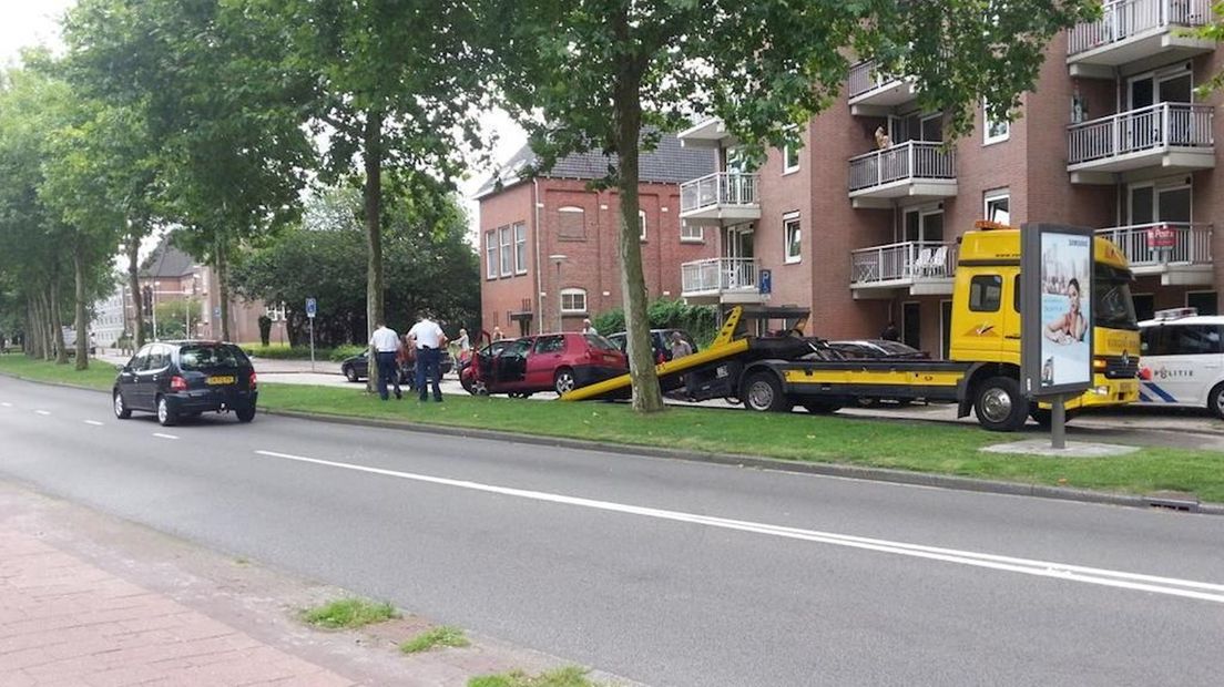 Auto tegen boom