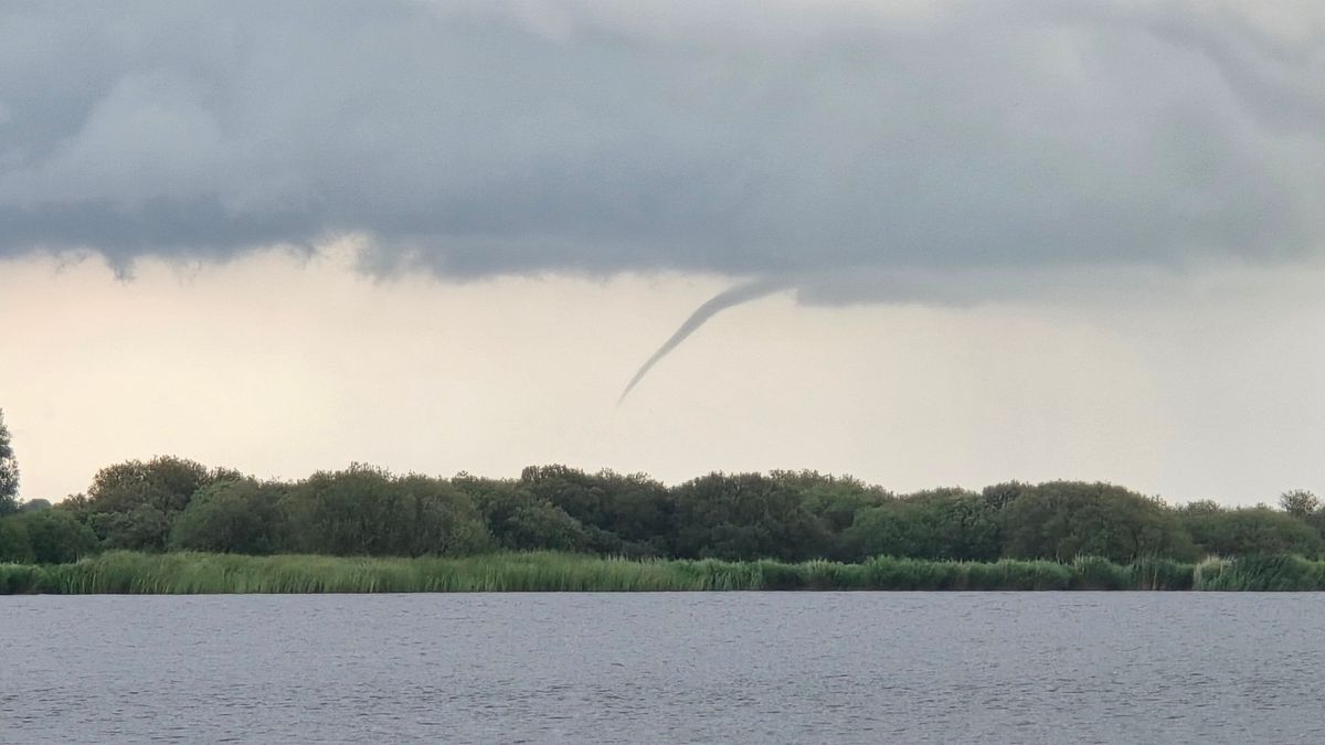 Waterhozen op verschillende plaatsen | KNMI: code geel voor onweersbuien met hagel