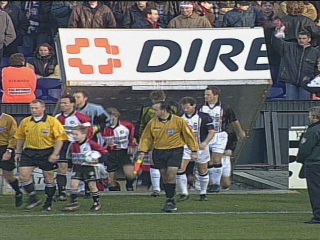 De spelers van Feyenoord en Ajax betreden het veld van De Kuip, met aanvoerders Jean-Paul van Gastel en Danny Blind voorop