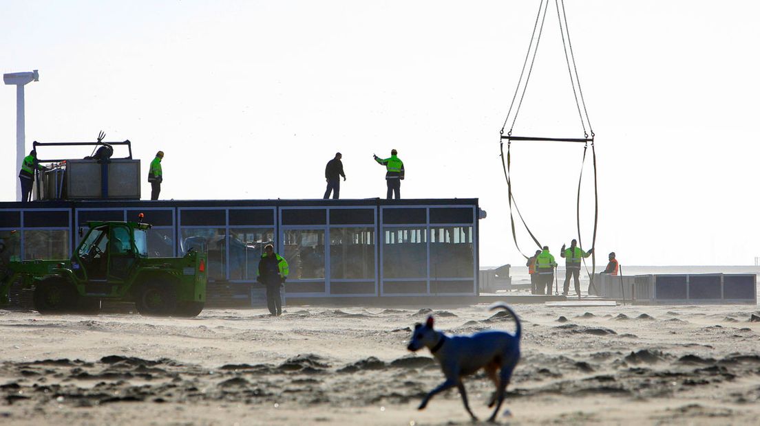 Een strandtent in opbouw