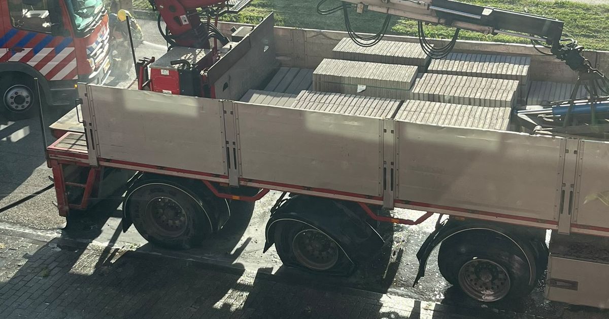 Vastgelopen vrachtwagen blokkeert Schroeweg richting centrum Middelburg