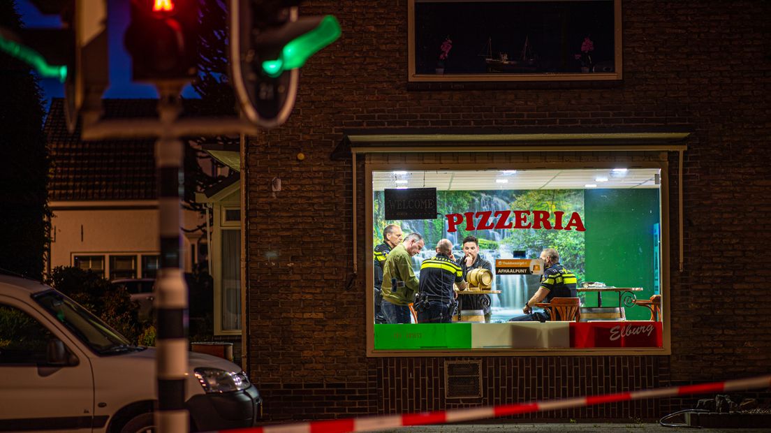 'Schoten gelost voor deur van pizzeria in Elburg'.