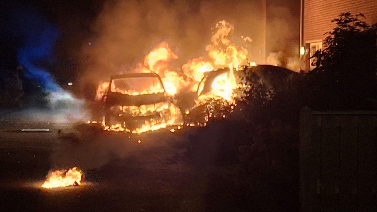 Veel schade en woningen ontruimd bij dubbele autobrand Velden