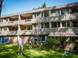 Paniek bij moeder nadat kind haar buitensluit op balkon, brandweer is redder in nood