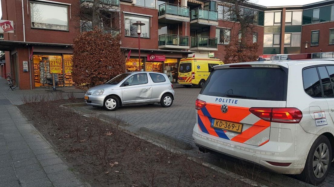 Bejaarde vrouw naar ziekenhuis na aanrijding in Vroomshoop