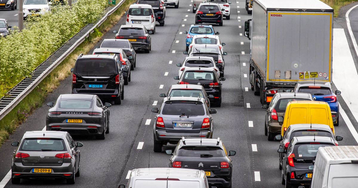 Op de A12 staat woensdag om 15.00 uur een file met meer dan een uur vertraging.…