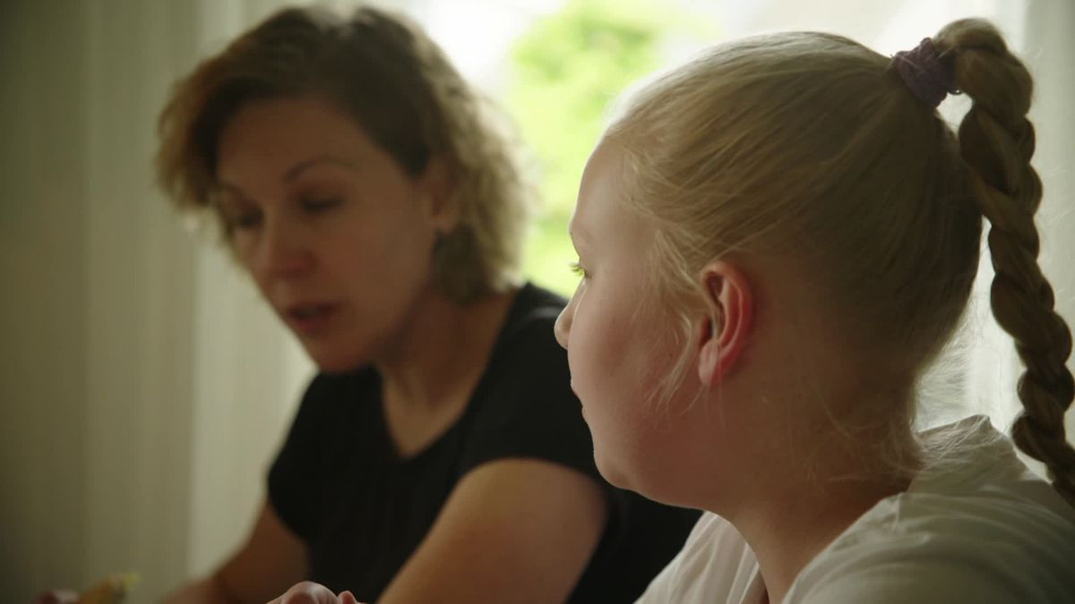 Jule (8) uit Slagharen heeft de zeldzame slaapaandoening narcolepsie.