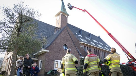 Ongeluk N834 • dakbeplating valt van kerk.