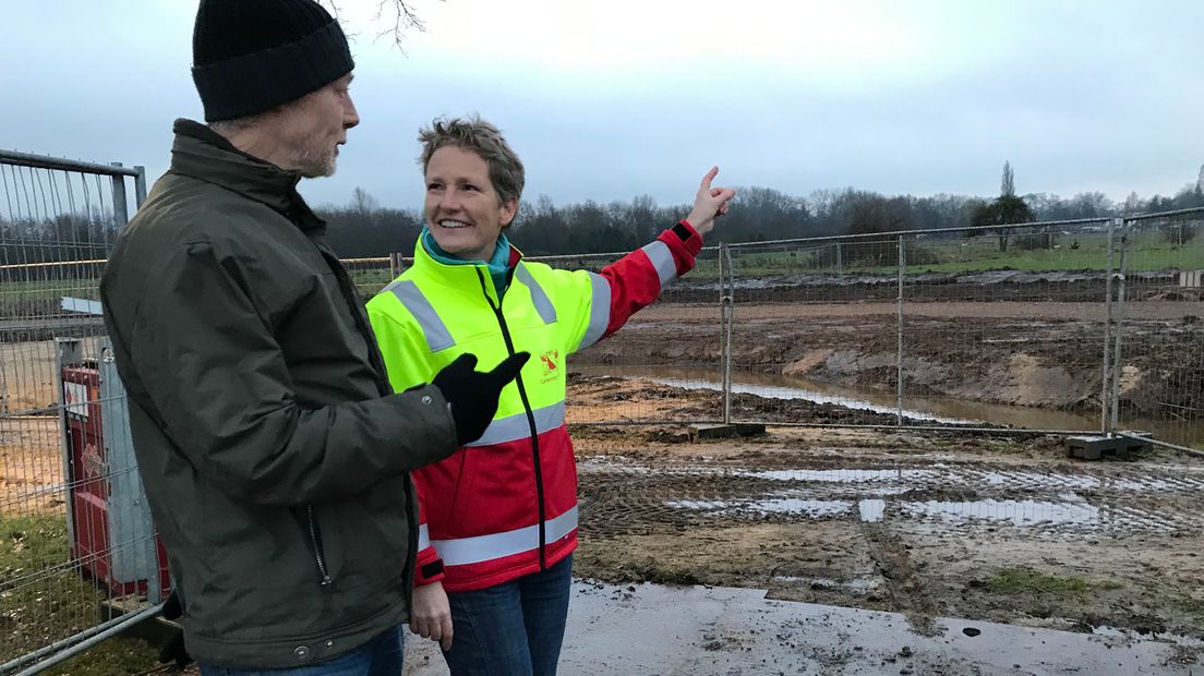 Projectleider Marieke Fleer met een passant op het terrein van de te bouwen faunapassage.