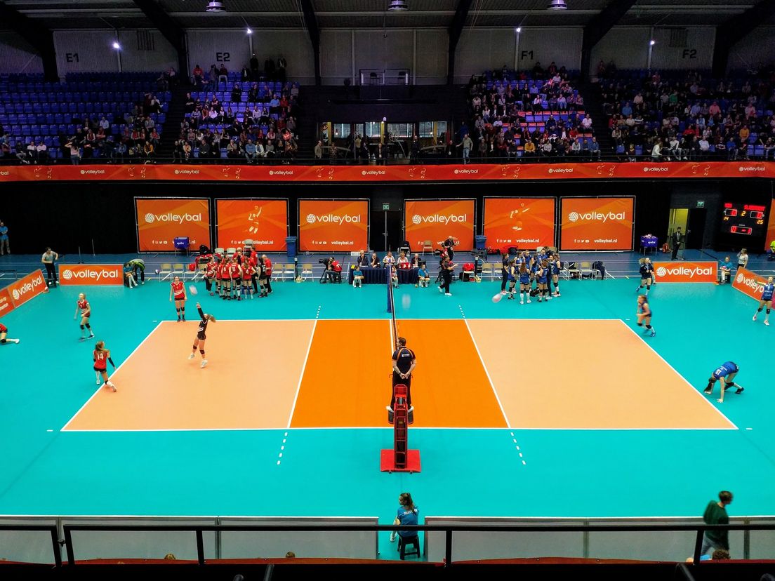 De bekerfinale bij de volleybaldames tussen VCN (links) en Sliedrecht Sport (rechts)