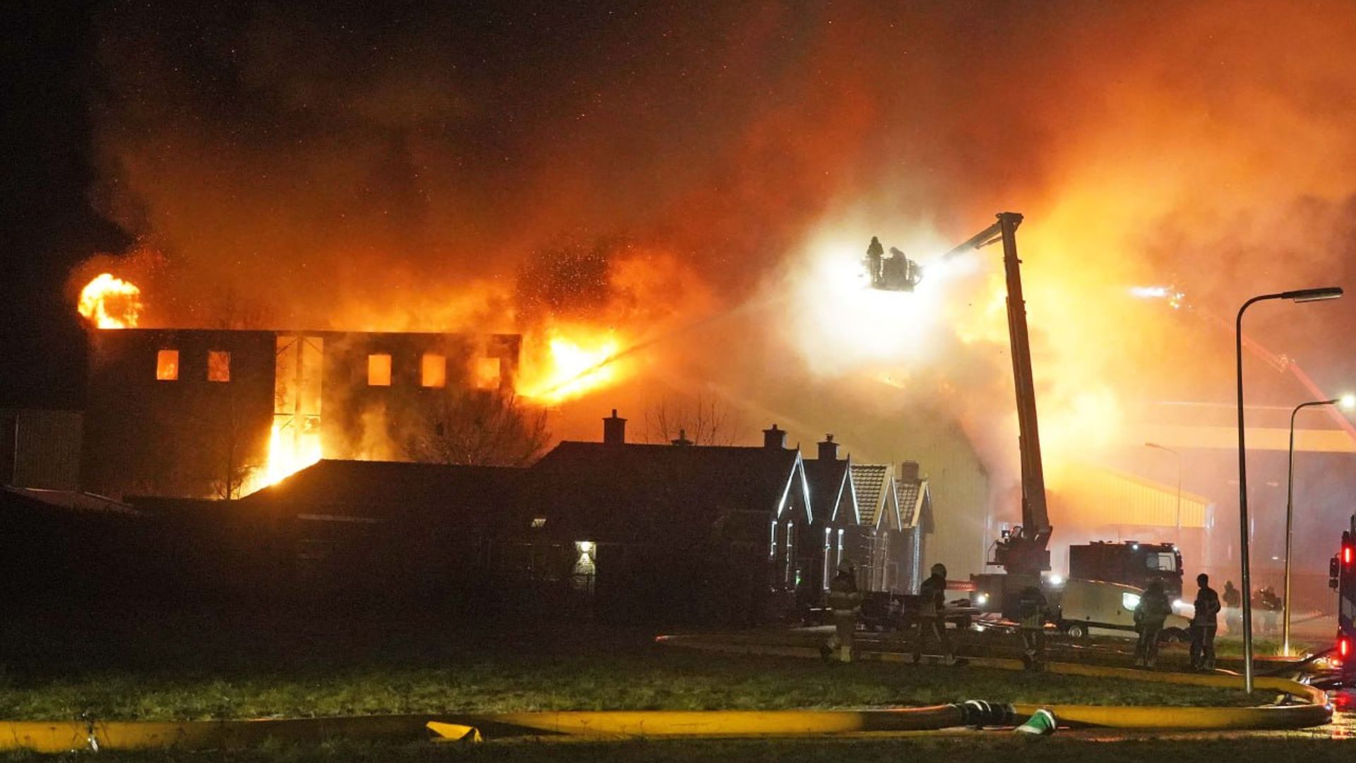 Grote brand in De Krim onder controle: basisschool vrijdag dicht - RTV Oost