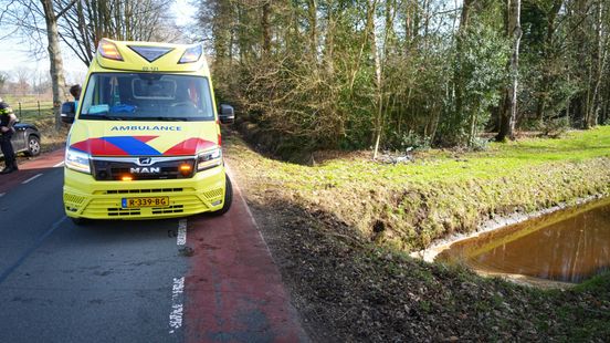 Omstanders halen vrouw op driewieler uit sloot in Yde Nieuws