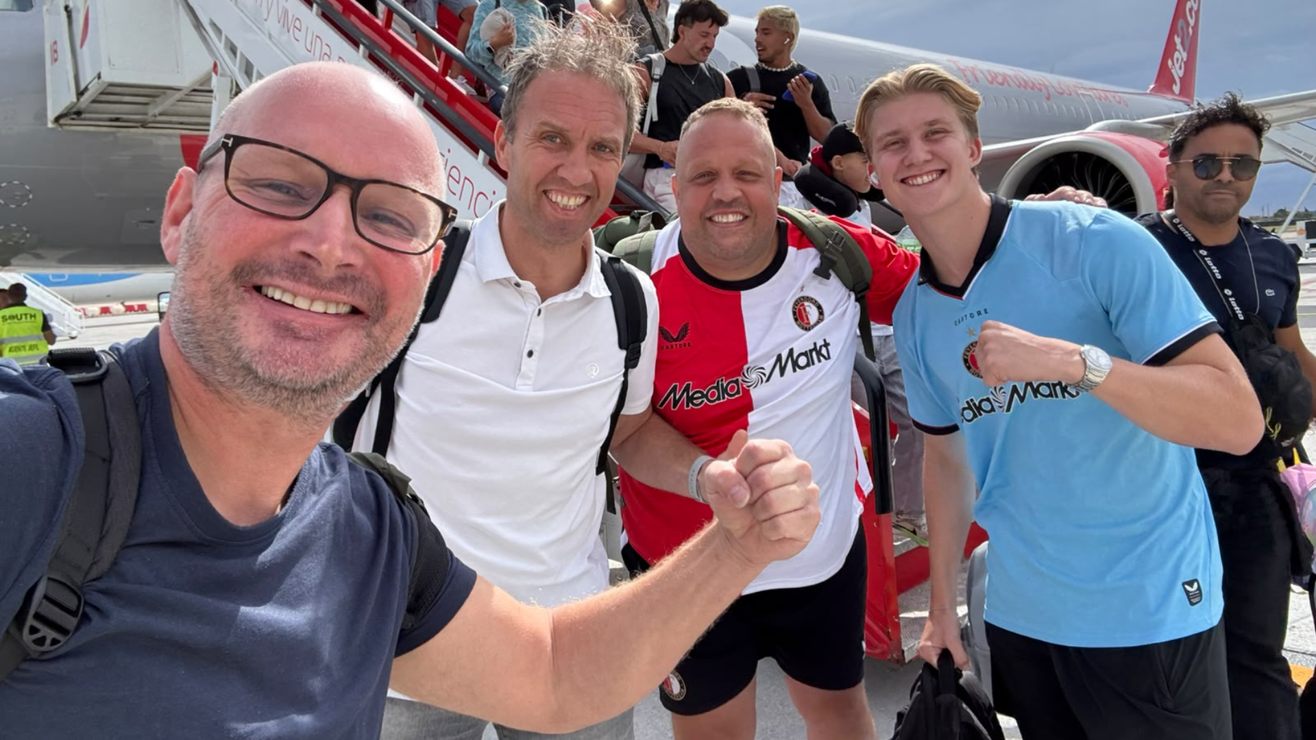 Mischa en zijn vrienden zijn eindelijk gearriveerd op het vliegveld in Barcelona