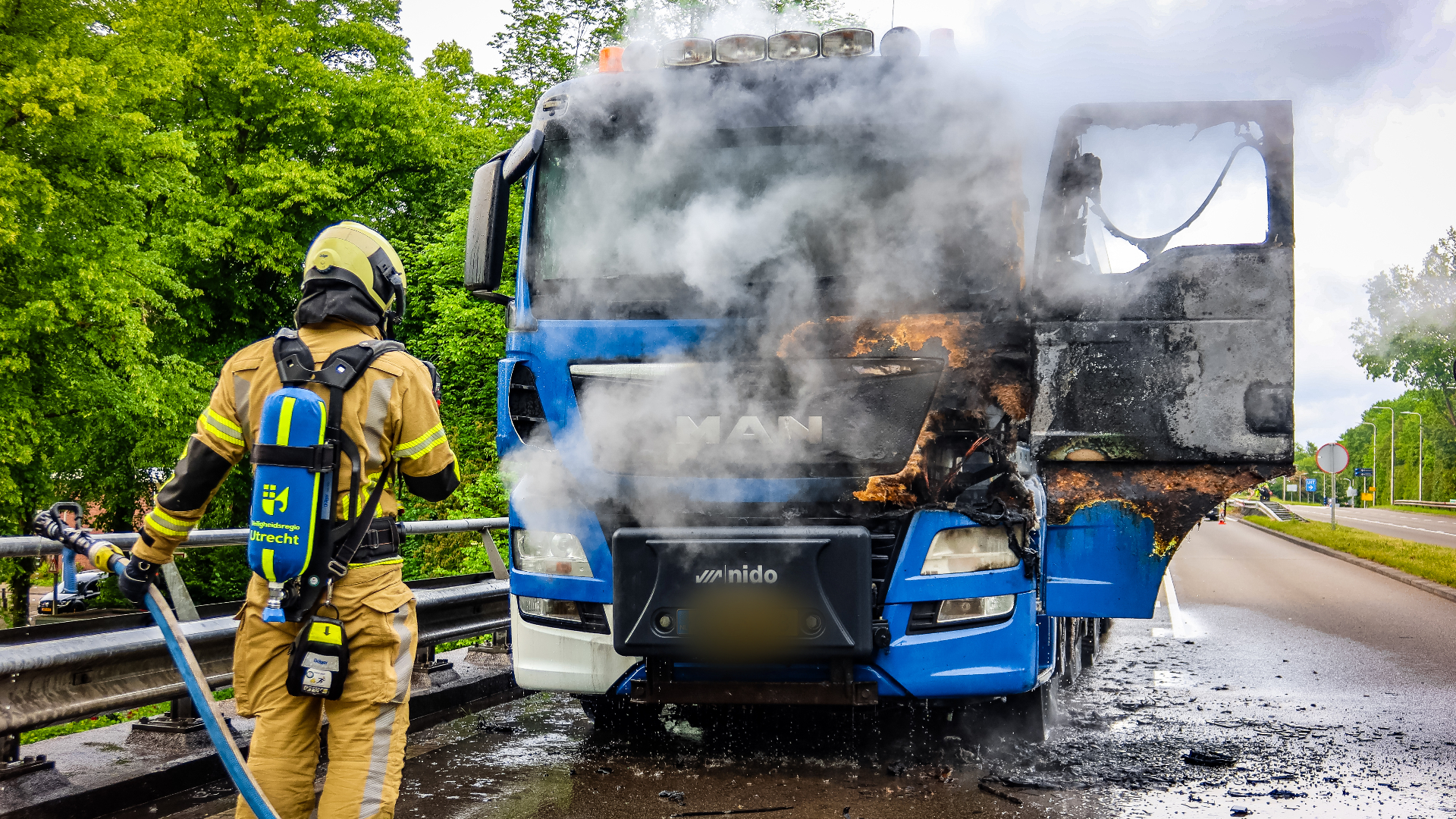 Rijdende vachtwagen vliegt in brand in Utrecht