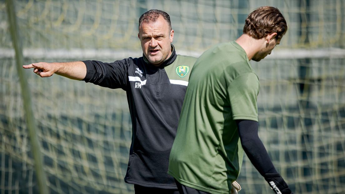 Mulder in actie op de training van ADO