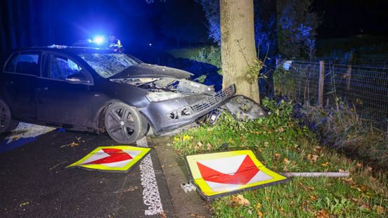 Twee gewonden na botsing tegen boom