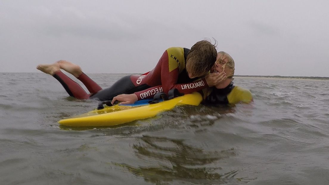 De lifeguards oefenen een redding.