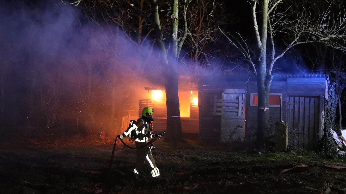 Vermoedelijke brandstichting in schuur met asbest in Siebengewald