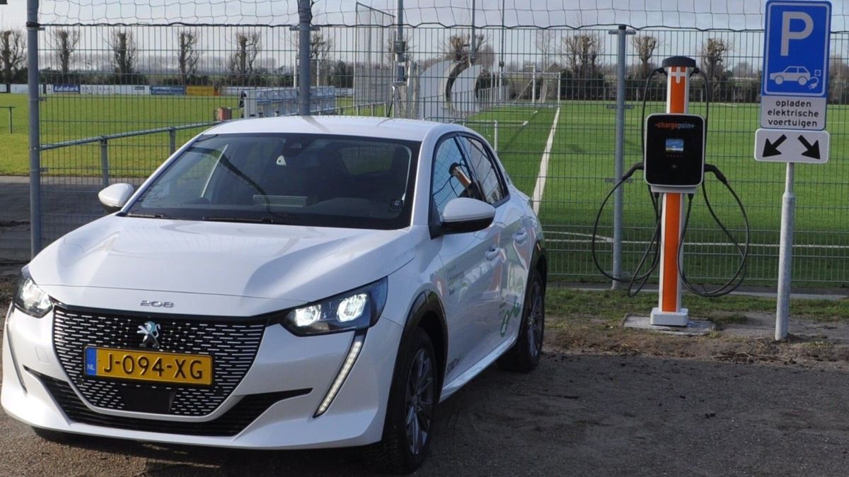 Sport jij al energieneutraal? In Wolphaartsdijk verdient de voetbalvereniging geld met de laadpalen