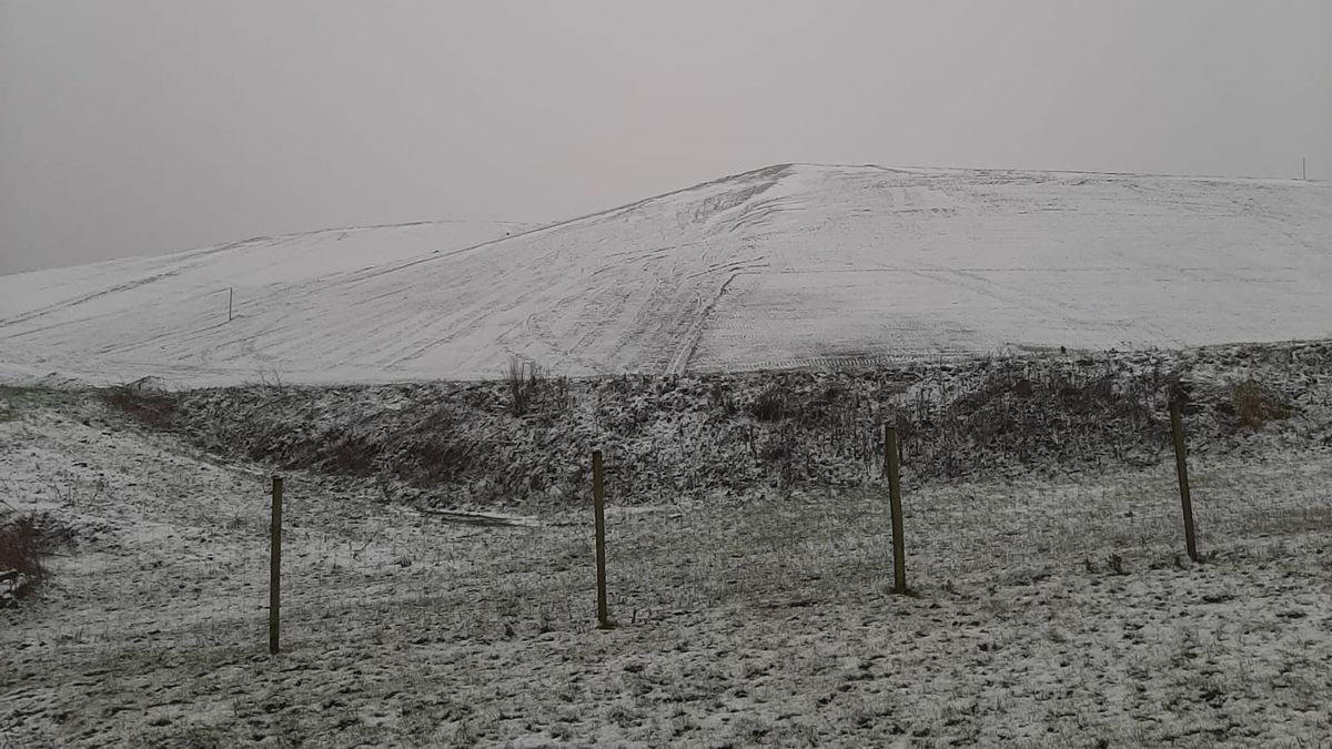 Wandelen op de besneeuwde bergtop van Wijster