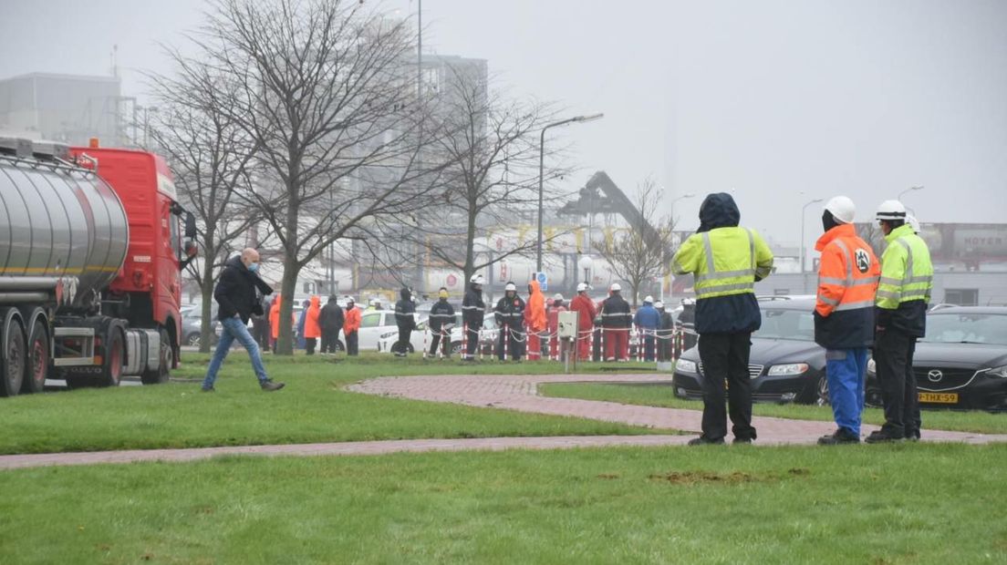 Werknemers van fabrieken op het Chemiepark staan buiten