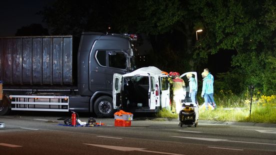 Zwaargewonden bij botsing bestelbus en vrachtwagen in Deventer. Zwaargewonden bij botsing bestelbus en vrachtwagen in Deventer.