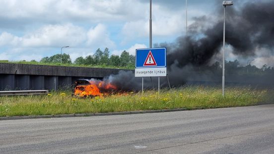 Flinke vlammen en rookwolken uit auto na botsing bij Vianen. Flinke vlammen en rookwolken uit auto na botsing bij Vianen.