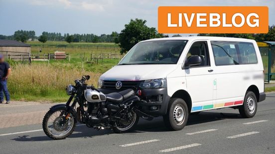 taxibusje botst achterop motorrijder • gewonden bij kettingbotsing. taxibusje botst achterop motorrijder • gewonden bij kettingbotsing.