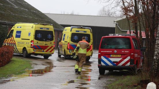 112 Nieuws: Ongeval met gevaarlijke stof op boerderij in Wierden, meerdere personen raken onwel. 112 Nieuws: Ongeval met gevaarlijke stof op boerderij in Wierden, meerdere personen raken onwel.