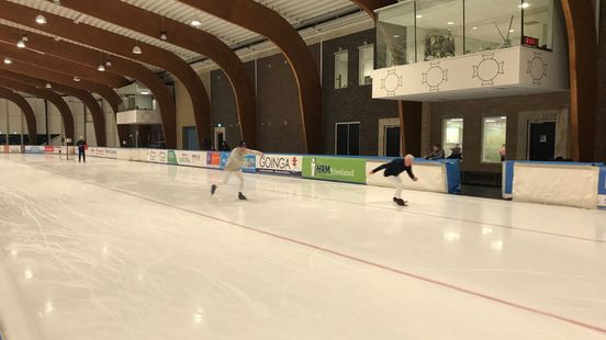 Op houtjes sprinten in Elfstedenhal: "Ik niet dat ik vroeger zo snel op kon schaatsen" - Omrop Fryslân