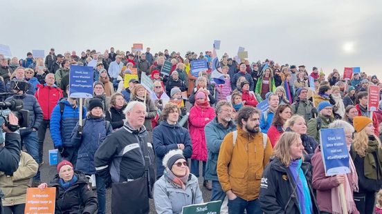 Honderden demonstranten tegen gasboring in de Waddenzee