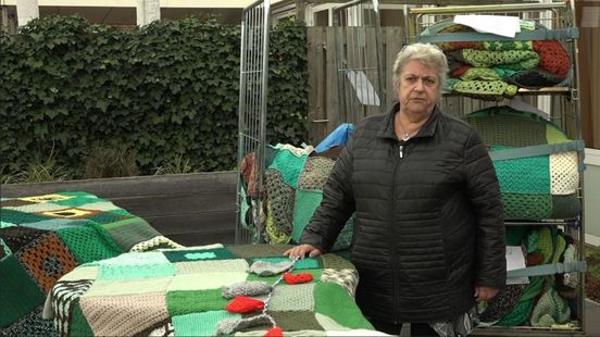 Hennie stak talloze uren in een metershoge kerstboom... van lapjes
