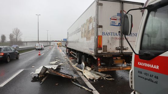 112 Nieuws: Verkeer op A28 bij Zwolle staat vast na ongeluk met twee vrachtwagens. 112 Nieuws: Verkeer op A28 bij Zwolle staat vast na ongeluk met twee vrachtwagens.