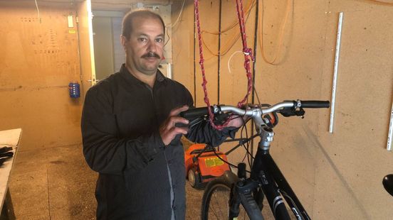 Gevluchte Syriër repareert vrijwillig fietsen: 'Ik vind het heel lief' -  RTV Noord