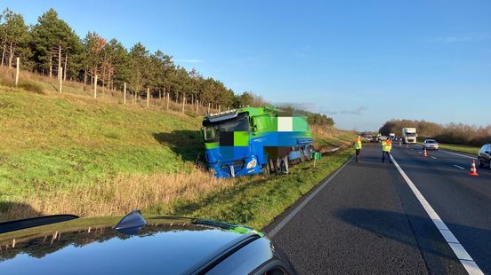 File op A28 bij Ruinen na ongeluk met vrachtwagen. File op A28 bij Ruinen na ongeluk met vrachtwagen.