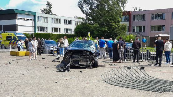 Ravage in Enschede na aanrijding; auto belandt op schoolplein. Ravage in Enschede na aanrijding; auto belandt op schoolplein.