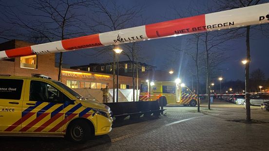 112 Nieuws: Automobilist overleden na botsing tegen medisch centrum in Hengelo aan | Auto belandt op de kop op A32.
