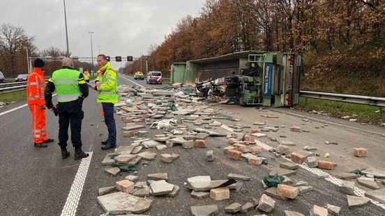 Snelweg A50 afgesloten vanwege gekantelde vrachtwagen