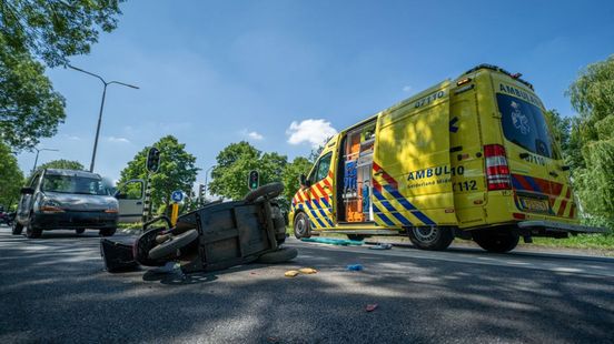 Bestuurster scootmobiel ernstig gewond na aanrijding. Bestuurster scootmobiel ernstig gewond na aanrijding.