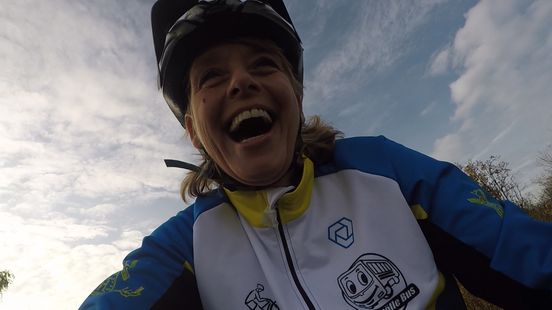 Het begon met een appgroepje, nu springen ruim vijftien mensen samen op de fiets