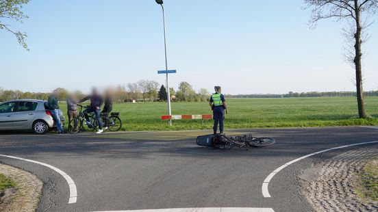 Fietsende vrouw en kind raken gewond bij aanrijding bij Dalen. Fietsende vrouw en kind raken gewond bij aanrijding bij Dalen.