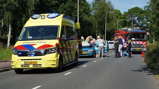Gewonde vrouw uit auto geknipt na kop-staartbotsing in Hoogeveen. Gewonde vrouw uit auto geknipt na kop-staartbotsing in Hoogeveen.