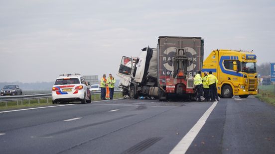 Vrachtwagenchauffeur uit Klazienaveen gewond bij ongeluk op A7. Vrachtwagenchauffeur uit Klazienaveen gewond bij ongeluk op A7.