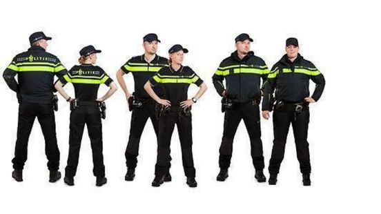 Veel kritische reacties op nieuw politieuniform : 'Net Playmobil-poppetjes' - West