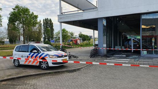Brandend busje aangetroffen in fietsenwinkel - Omroep Gelderland