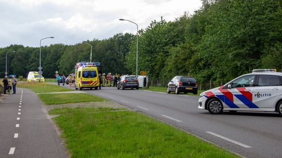 Auto op zijn kant na botsing in Sleen. Auto op zijn kant na botsing in Sleen.