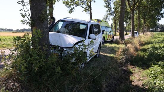 Automobilist raakt gewond na botsing tegen boom in Ossenzijl.