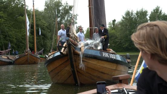 Dit 130 jaar oude schip vaart eindelijk weer in Harderwijk