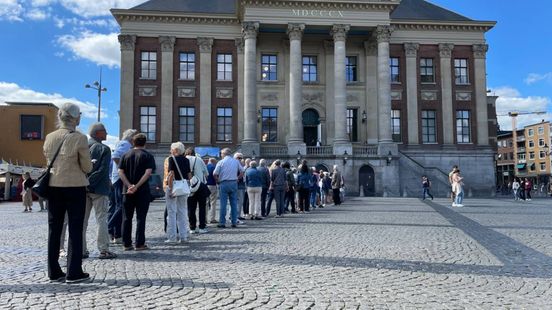 In de rij voor de open dag van het vernieuwde stadhuis van Groningen