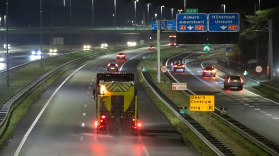 Tientallen ongelukken door gladheid, Rijkswaterstaat waarschuwt de weg niet op te gaan. Tientallen ongelukken door gladheid, Rijkswaterstaat waarschuwt de weg niet op te gaan.